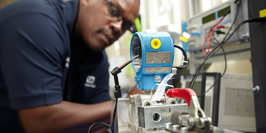 An Endress+Hauser technician mounted the pressure instrument in a test fixture.