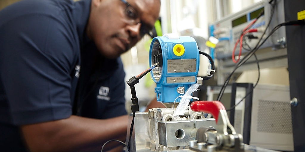 An Endress+Hauser technician mounted the pressure instrument in a test fixture. An Endress+Hauser technician mounted the pressure instrument in a test fixture.
