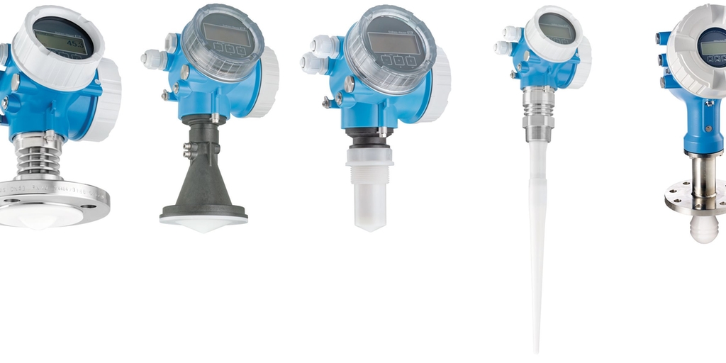 Level transmitters with antennas designed to shed condensation Antennas designed to shed condensation
