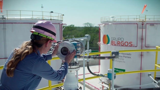 Woman with Endress+Hauser devide on Grupo Burgo plant