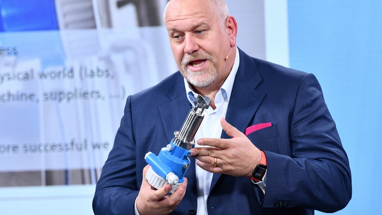 Matthias Altendorf on stage at the Endress+Hauser Innovators' Meeting.