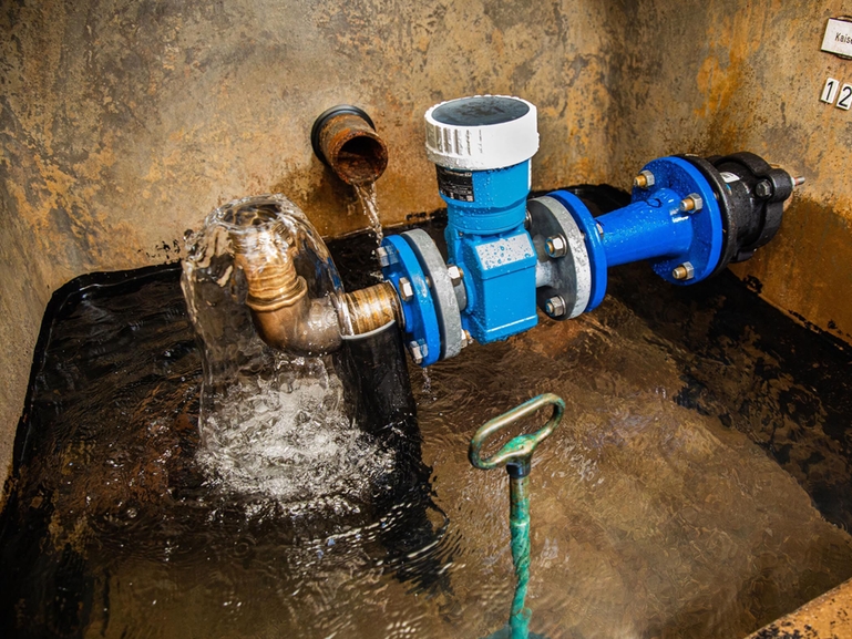 Electromagnetic flowmeter installed in an inverted siphon
